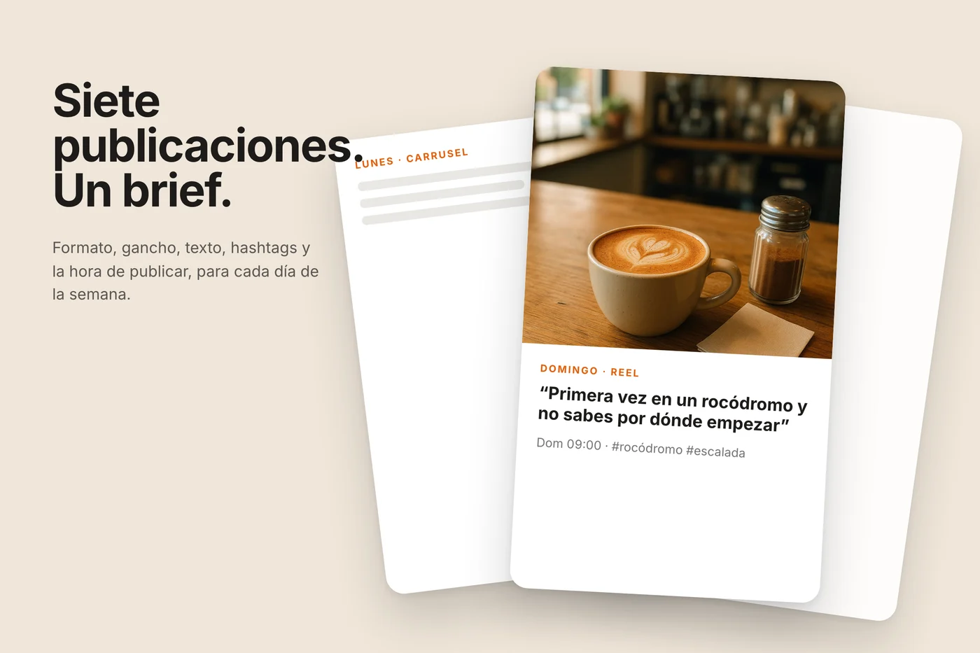 Una tarjeta de publicación de domingo terminada con una foto de cafetería, el gancho y la hora, flotando delante de una tarjeta de carrusel de lunes sobre fondo cálido.