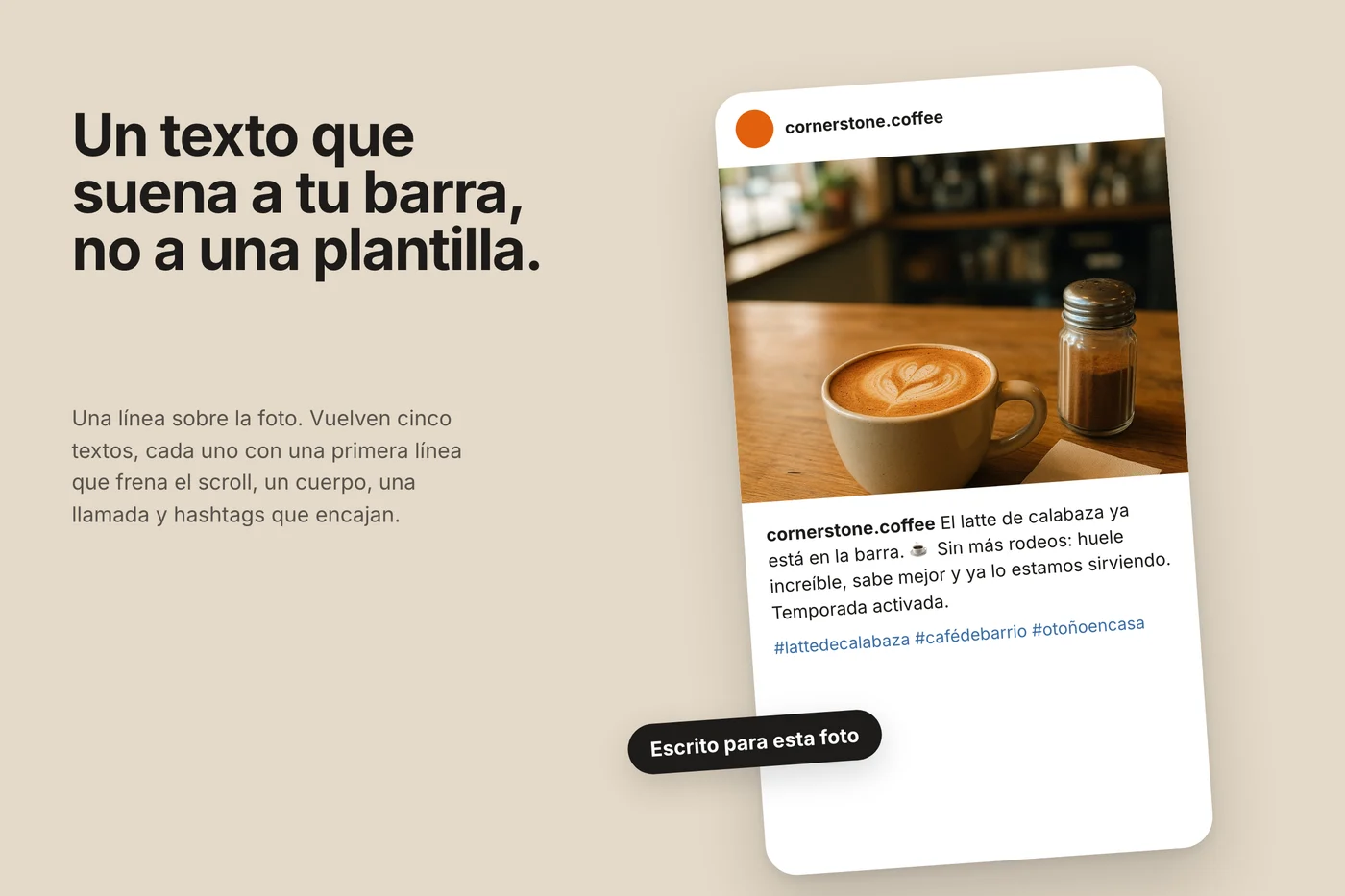 Una tarjeta de publicación de cornerstone.coffee con una foto de latte y el texto El latte de calabaza ya está en la barra, flotando sobre fondo cálido con un chip que dice Escrito para esta foto.