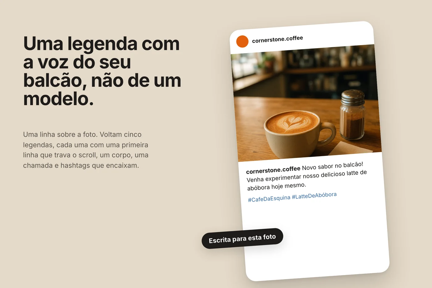 Um cartão de post de cornerstone.coffee com uma foto de latte e a legenda Novo sabor no balcão, a flutuar em fundo quente com um chip Escrita para esta foto.
