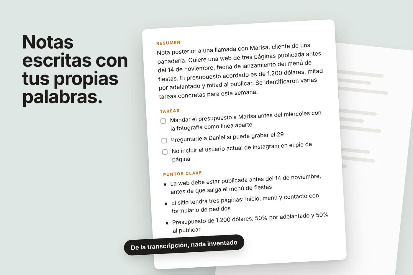 Una hoja de notas flotando sobre una transcripción: un resumen breve, tres puntos clave, dos tareas pendientes con casillas y cuatro capítulos con marcas de tiempo.