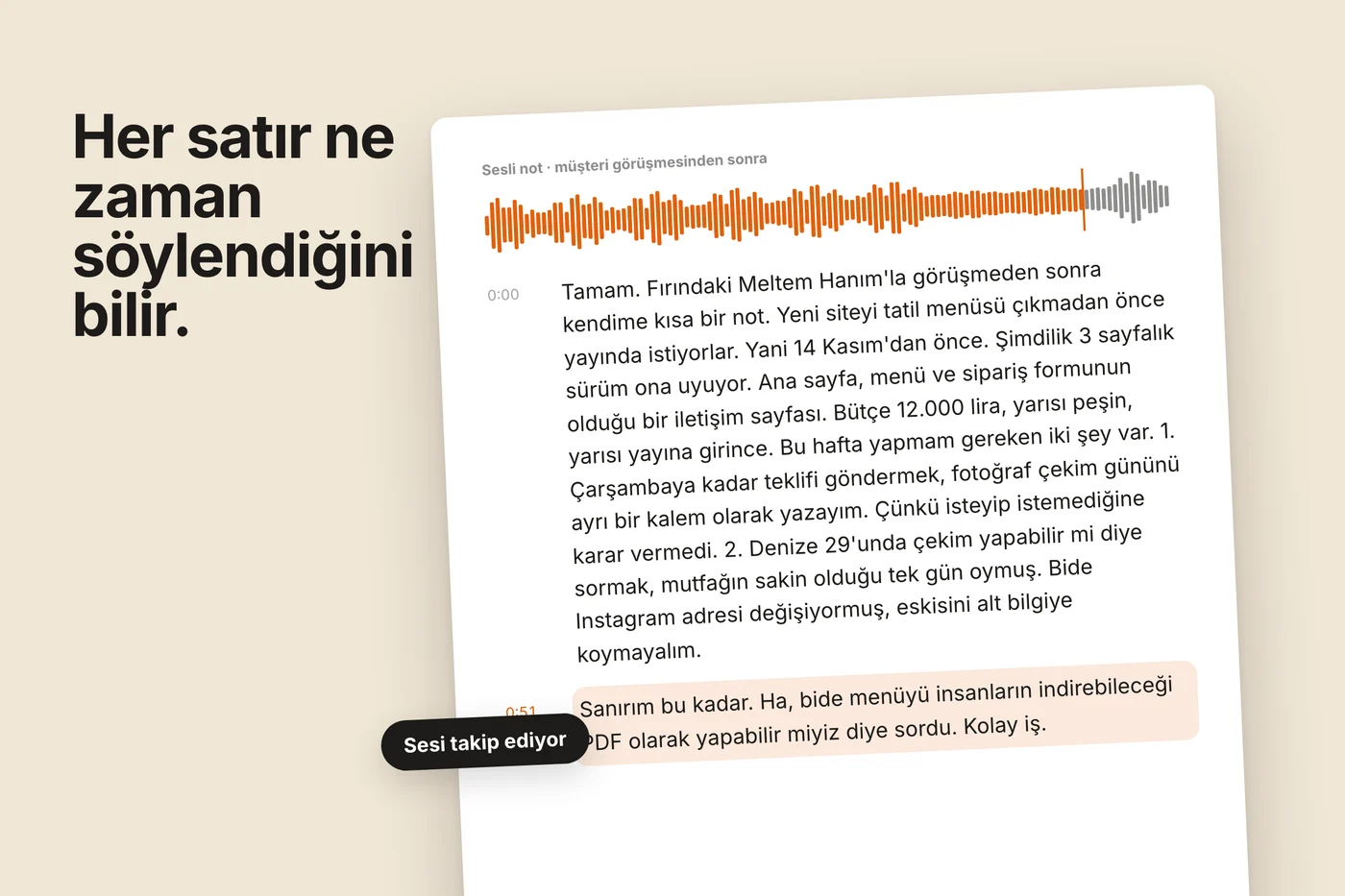Sıcak bir zemin üzerinde duran bir deşifre sayfası. Bir paragraf turuncuyla vurgulanmış, yanında 0:31 zaman damgası; üstteki dalga formu oynatma imlecini aynı noktada gösteriyor.