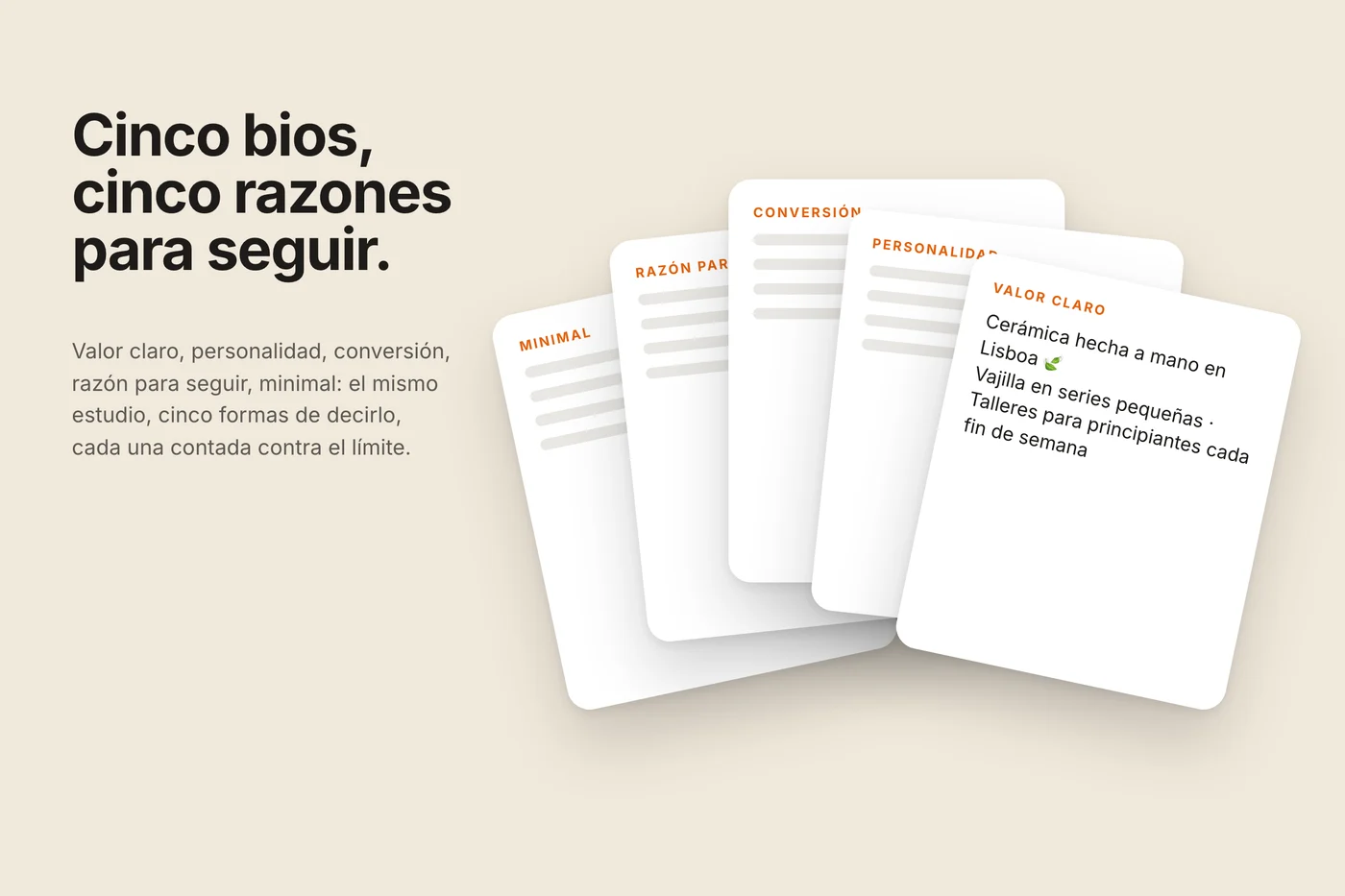 Cinco tarjetas de bio en abanico sobre fondo crema, cada una con su ángulo; la de delante lleva la bio del estudio de cerámica de Lisboa completa.