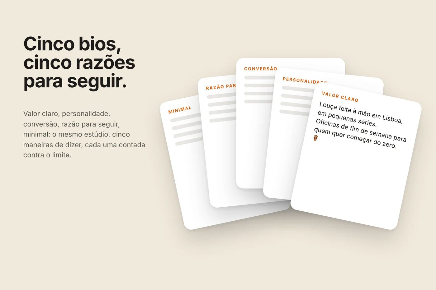 Cinco cartões de bio em leque em fundo creme, cada um com o seu ângulo; o da frente traz a bio do estúdio de cerâmica de Lisboa completa.