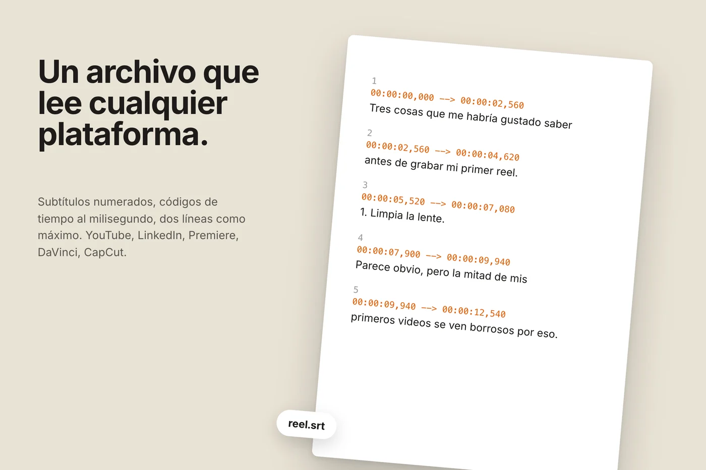 Una hoja de archivo SRT flotando con una ligera inclinación: subtítulos numerados con códigos de tiempo y líneas cortas de texto, el primero del reel de ejemplo.